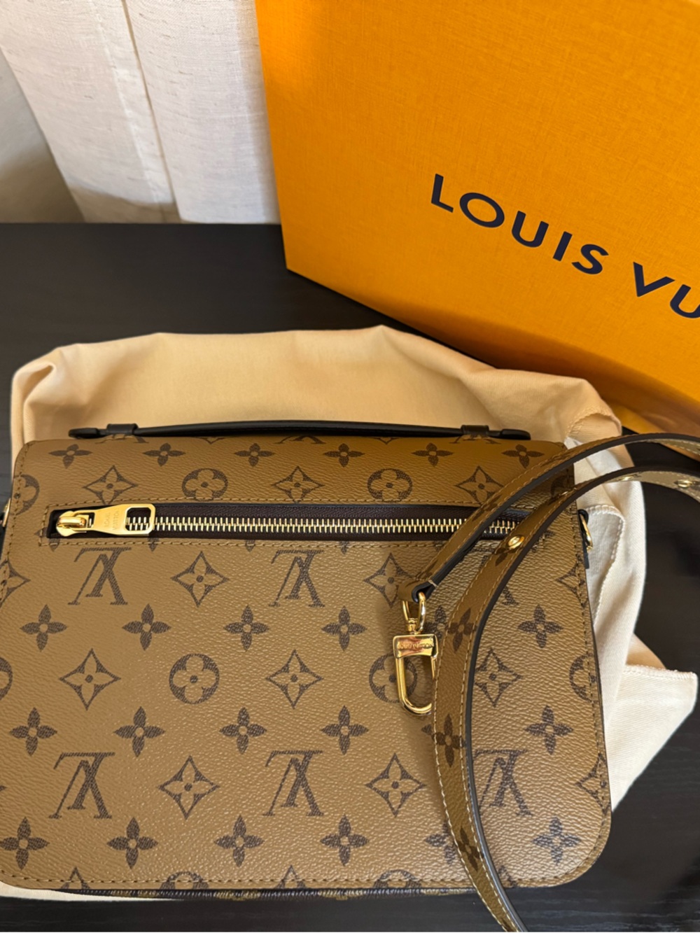 Louis Vuitton Pochette Metis in reverse monogram Crossbody bag - Picture 8 of 15
